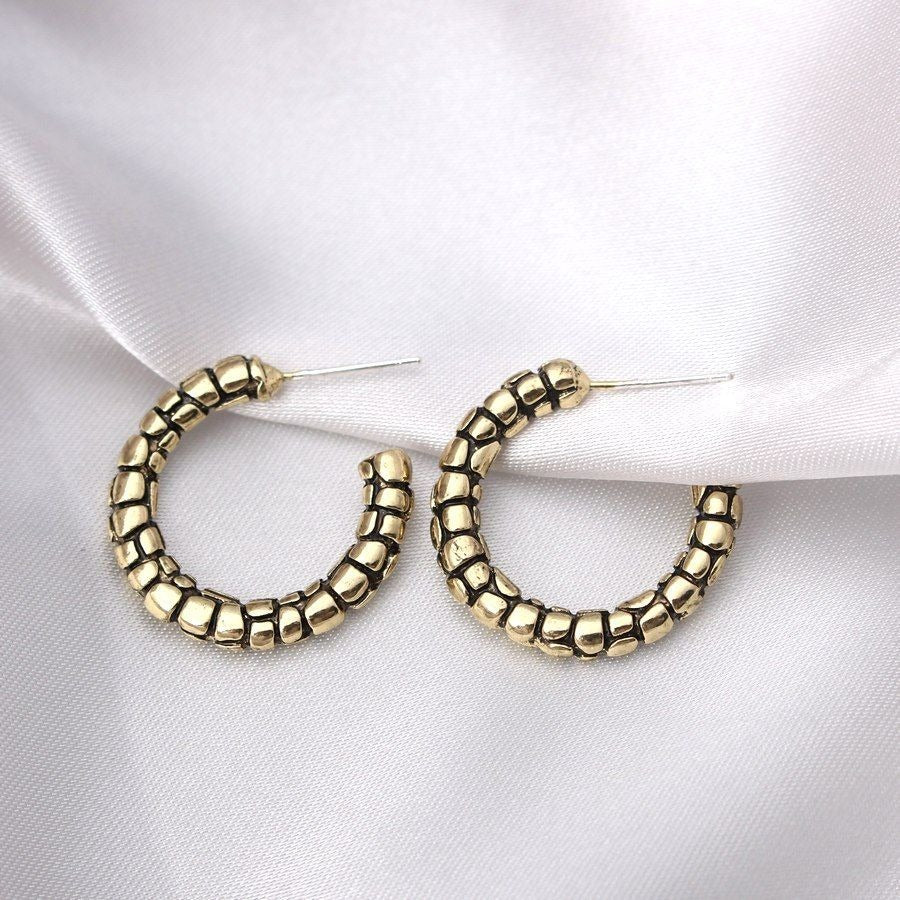 Leighton Kie Cobblestone Pattern Hoop Earrings Gold Black Gift Packaged